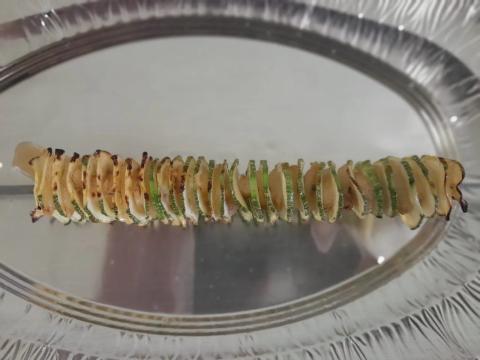 Запечённые кабачки с курдюком подается с чесночным соусом.