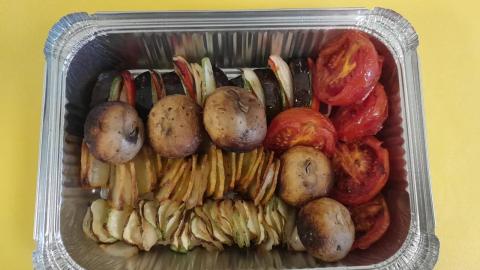 В овощной сет входит: шампиньоны, помидоры, кабачки с курдюком, картофель с курдюком, болгарский перец, баклажан, лук, кабачки. Подается с чесночным соусом.
