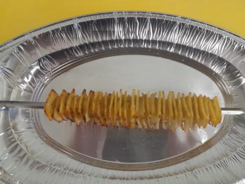 Запечённый картофель с курдюком подается с чесночным соусом.