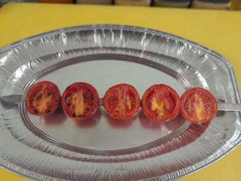 Запечённые помидоры подаются с чесночным соусом.