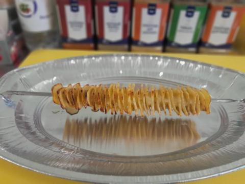 Запечённый картофель с салом подается с чесночным соусом.