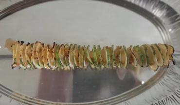 Запечённые кабачки с курдюком подается с чесночным соусом.