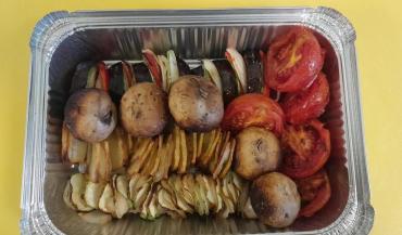 В овощной сет входит: шампиньоны, помидоры, кабачки с курдюком, картофель с курдюком, болгарский перец, баклажан, лук, кабачки. Подается с чесночным соусом.
