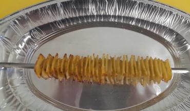 Запечённый картофель с курдюком подается с чесночным соусом.